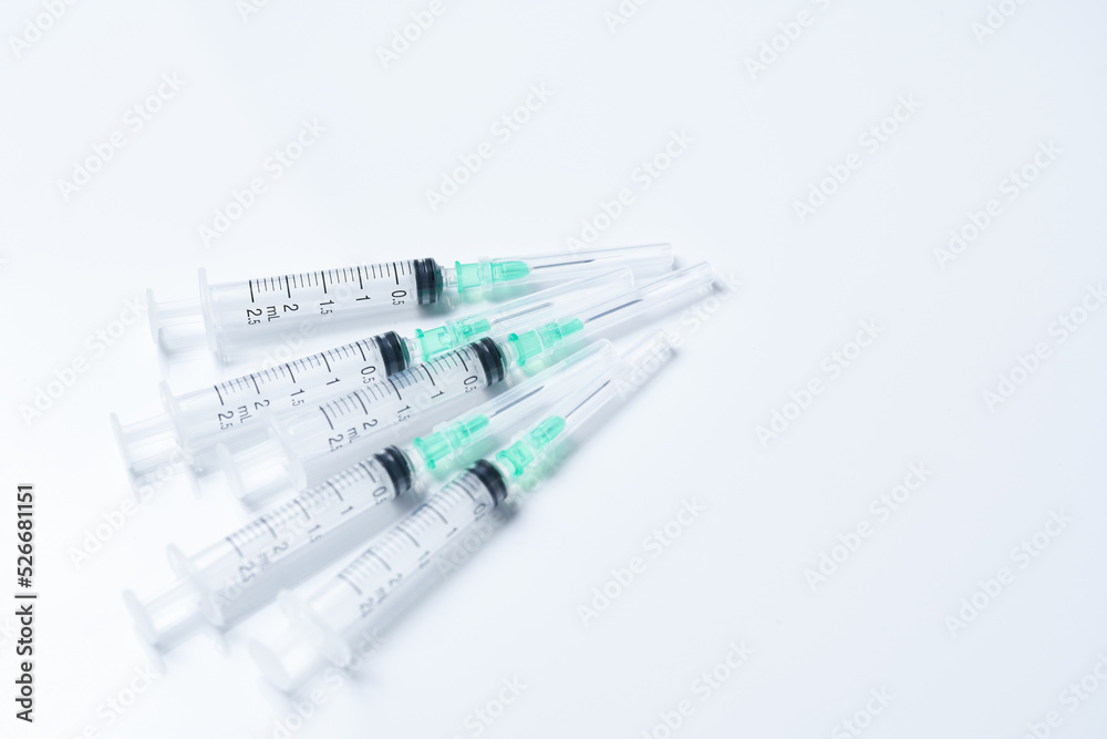 白い背景に置かれた複数の注射器 白い背景に置かれた複数の注射器