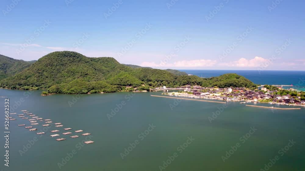 京都府京丹後市久美浜湾の養殖イカダとゴルフ場をドローンで空撮。対岸には小天橋の美しい海岸が見える 京都府京丹後市久美浜湾の養殖イカダとゴルフ場をドローンで空撮。対岸には小天橋の美しい海岸が見える