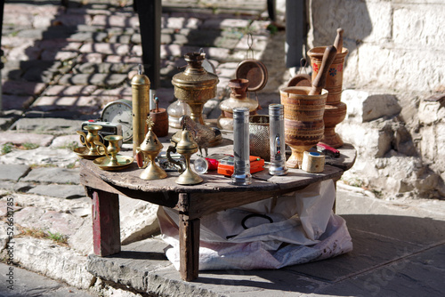 Etal de marchandises sur le bazar de Gjirokaster photo