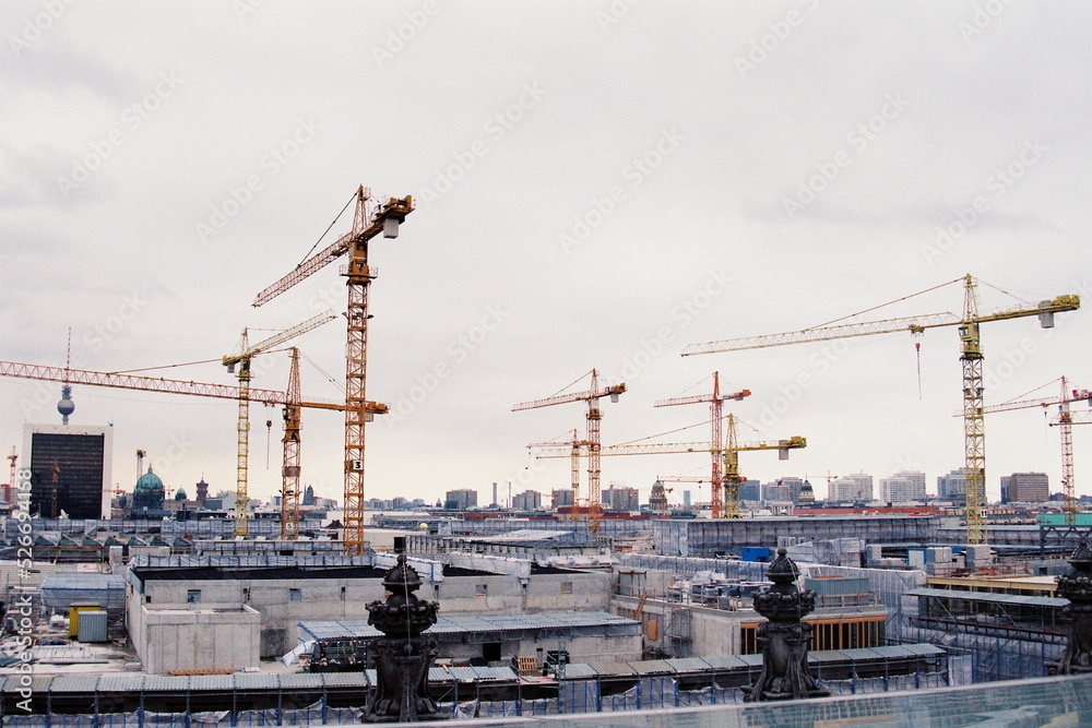 Kräne an der Baustelle des Regierungsviertels in Berlin