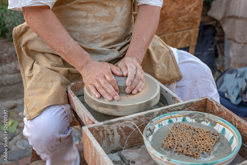 Artigiano di antiche ceramiche offre la sua arte per la forgiatura dell'argilla photo
