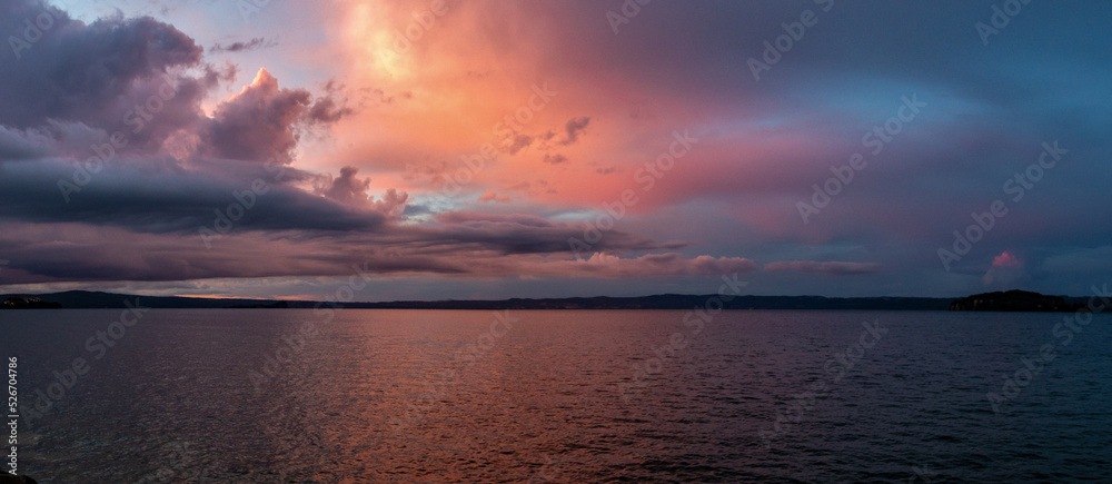 Obraz premium Tramonto sul lago di Bolsena
