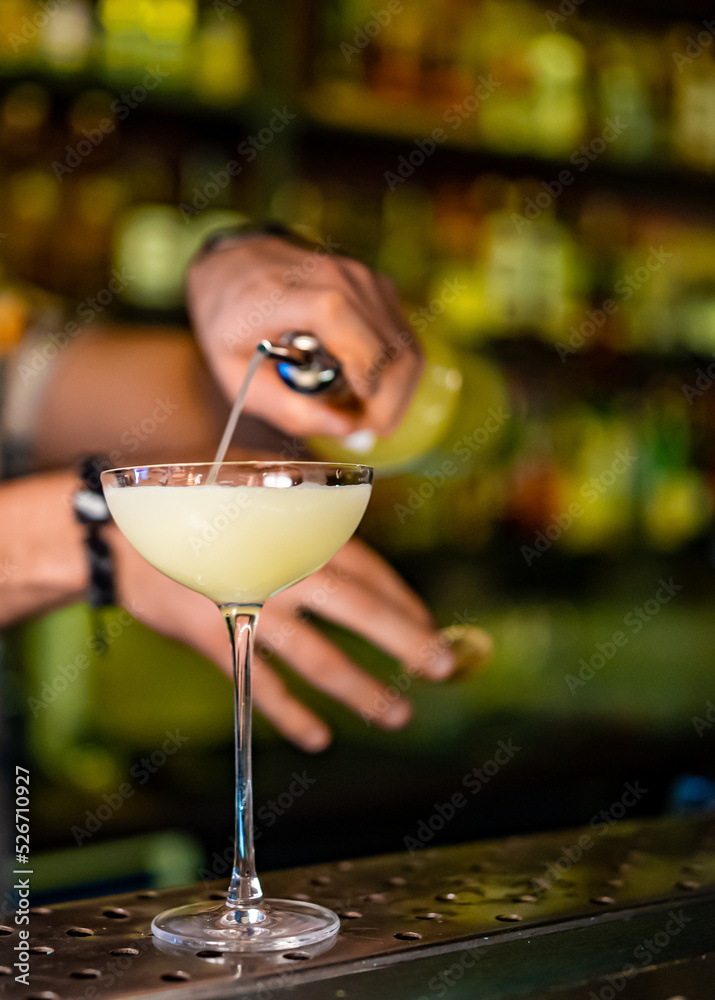 man hand bartender making cocktail in glass on the bar counter man hand bartender making cocktail in glass on the bar counter
