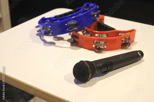 カラオケルームのマイクとタンバリン