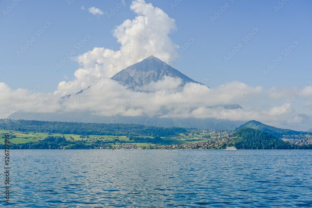 Niesen, Faulensee, Thunersee, Merligen, Spiez, Seeufer, Nebel, Wolken, Alpen, Schweizer Berge, Wassersport, Wanderweg, Berner Oberland, Sommer, Schweiz