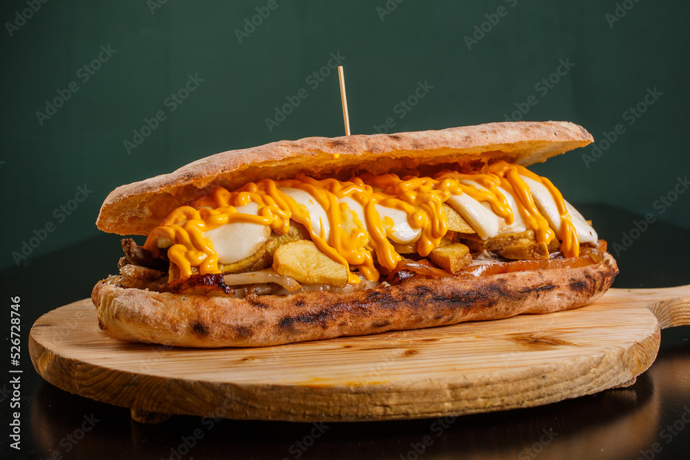 Panuozzo napoletano cotto nel forno a legna con patate al forno