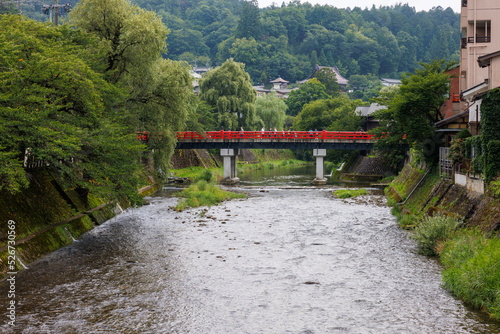 宮川に掛かる赤い橋