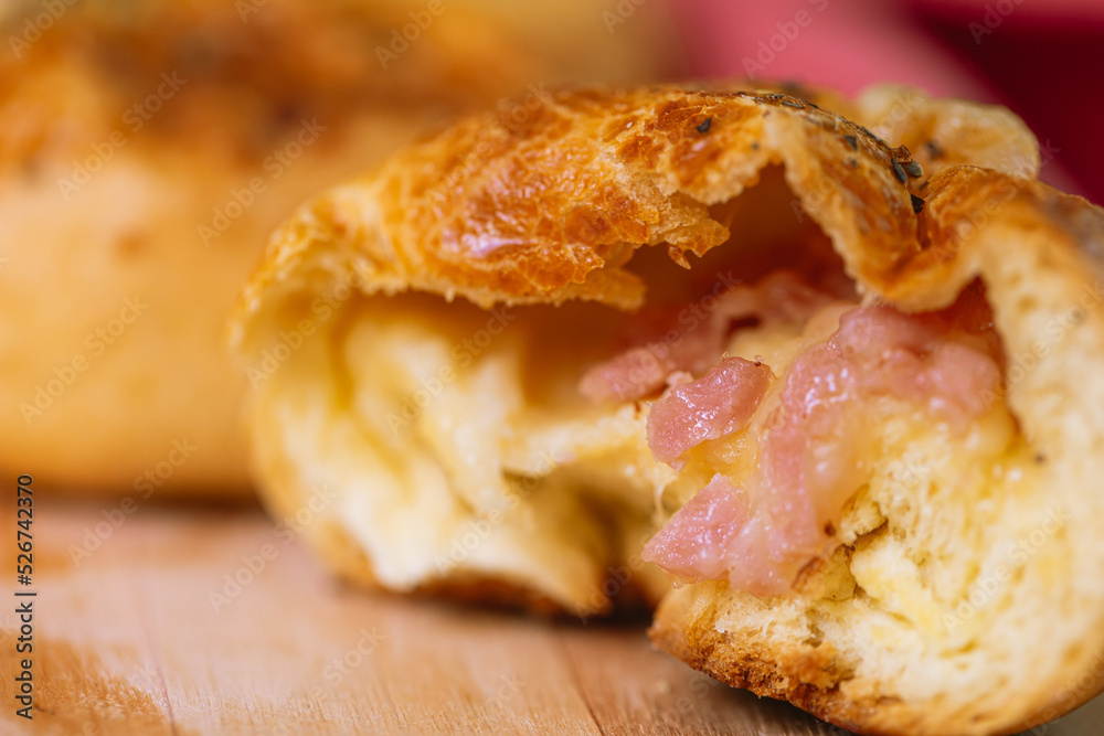 Pão pizza. Um salgado brasileiro de massa assada recheado com presunto ...