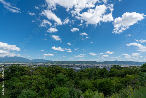 ふらのワインハウスから見る富良野市街と十勝岳の風景