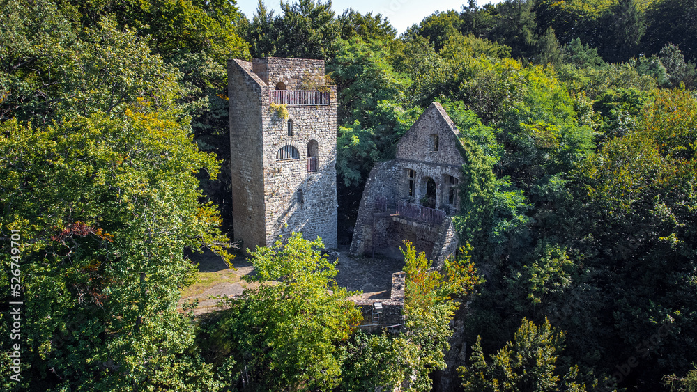 Burg Ruine Prümerburg mitten im Wald romantisch gelegen Burg Ruine Prümerburg mitten im Wald romantisch gelegen