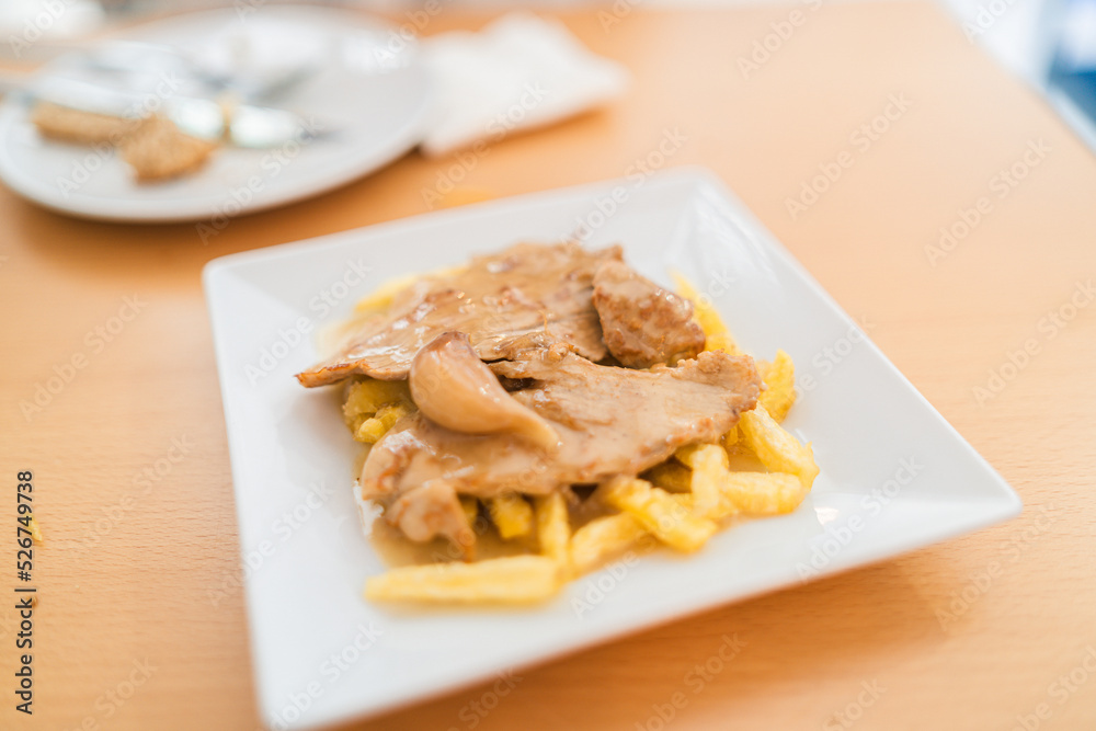 Tapa de solomillo al whisky con patatas fritas