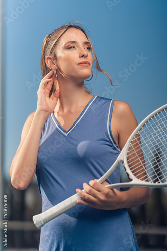 Wallpaper Mural Chica joven en traje de tenis sobre la cancha copn raqueta blanca Torontodigital.ca
