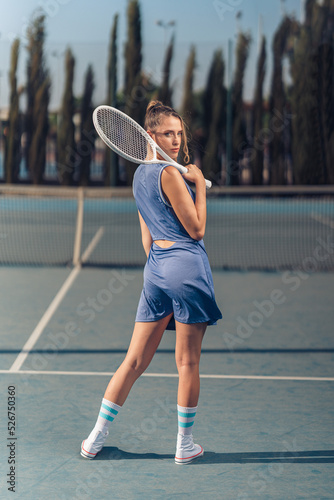 Chica joven en traje de tenis sobre la cancha copn raqueta blanca © MiguelAngelJunquera