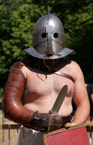 Reconstituteur équipé d'un costume de gladiateur romain dans le cadre d'un spectacle d'archéologie expérimentale photo