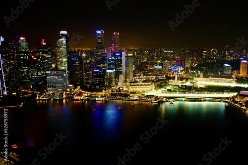 Wunderschöne Aufnahme in Singapur bei Nacht 