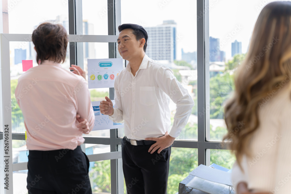 Obraz premium A group of Asian businessmen in casual wear are having a meeting to present their ideas on how to run a sustainable small business SME