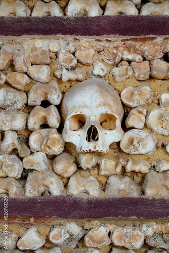 Calavera humana de hueso incrustada en una pared en la Capilla de los Huesos en Portugal