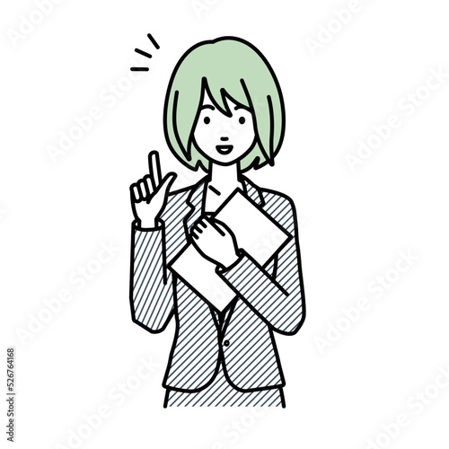 デスクで座ってPCを開いて何かひらめいたスーツの女性