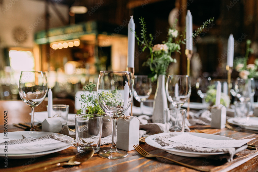 Festlich gedeckter Tisch auf einer Hochzeit Landhochzeit mit Kerzenständern und Weingläsern horizontal