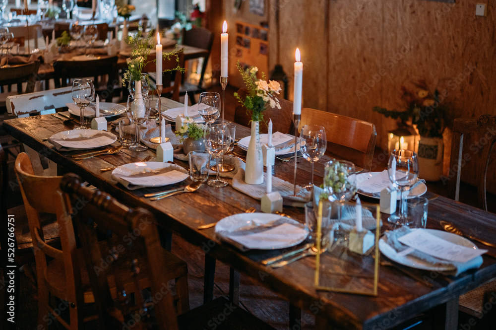 Festliches Ambiente mit Kerzenschein auf einer Landhochzeit 