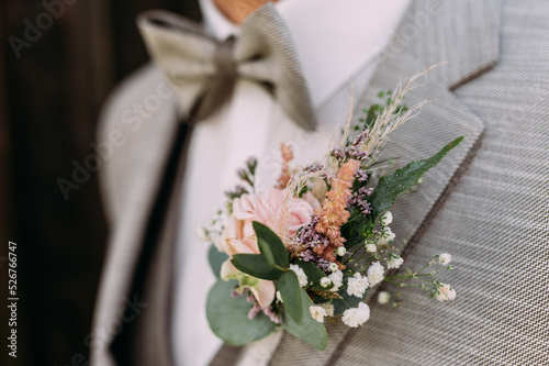 Billede på lærred Groom in light grey with flowers at Wedding Day