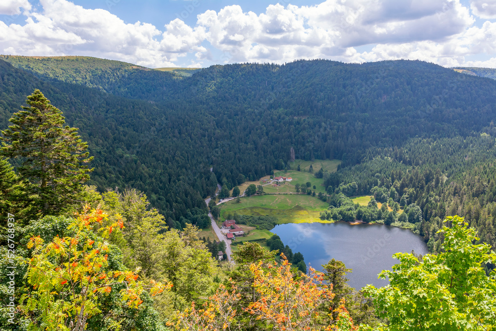Panorama vosgien sur le lac de Retournemer entouré de forêts de sapins et de hêtres
