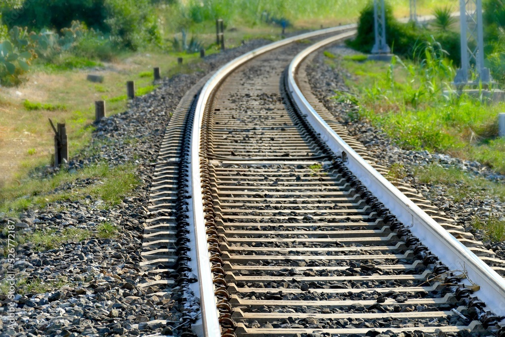 Obraz premium perspective view of railroad tracks narrow focus field on foreground