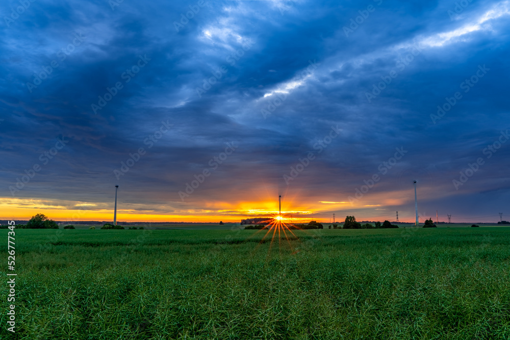 wsch-d-s-o-ca-zach-d-s-o-ca-pole-sunrise-sunset-wie-polska