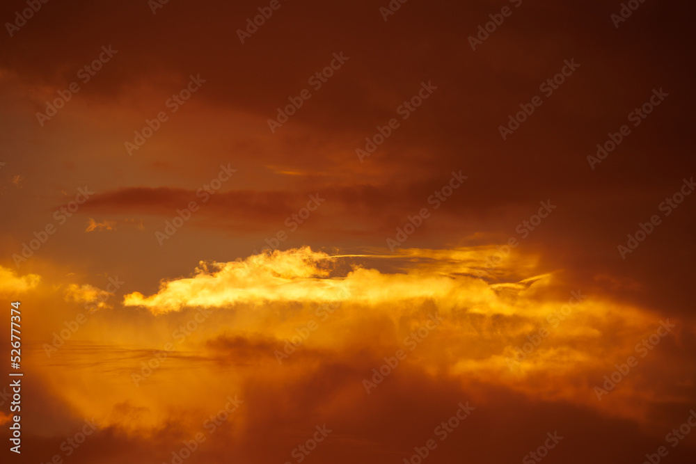Flammende Wolkendecke bei Sonnenuntergang