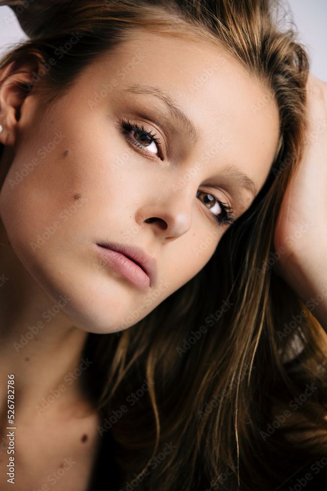 Naklejka premium young brunette woman looking in camera, very close-up