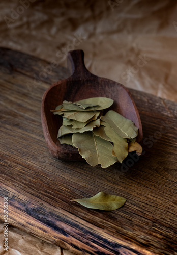 liść laurowy drewno dark mood łyżka przyprawy gotowanie kuchnia zioła