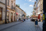 Deptak na starym mieście w Nowym Sączu w słoneczny dzień | Alley in the old town in Nowy Sącz by sunny day