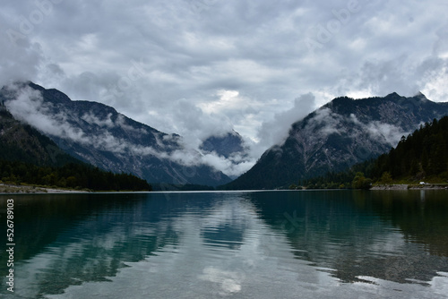 Fototapeta Naklejka Na Ścianę i Meble -  landscape at the lake Plansee in Austria. krajobraz nad jeziorem Plansee w Austrii