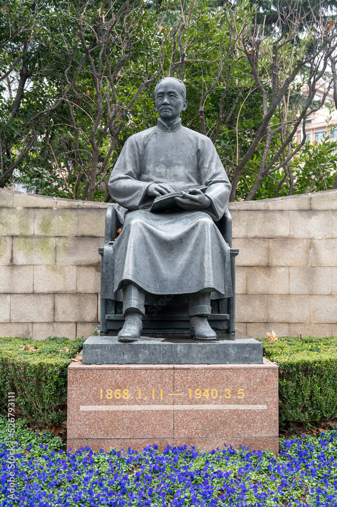 Obraz premium Statue of Cai Yuanpei in Jing'an Park, Shanghai, China