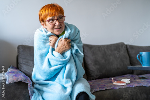Fotografia Senior woman feeling cold at home with home heating trouble