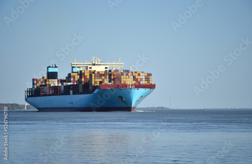 Containerschiff auf der Elbe 