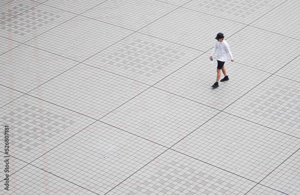 歩いているスポーティな服装の男性 歩いているスポーティな服装の男性
