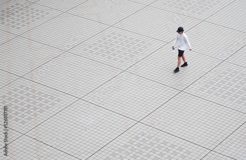 歩いているスポーティな服装の男性