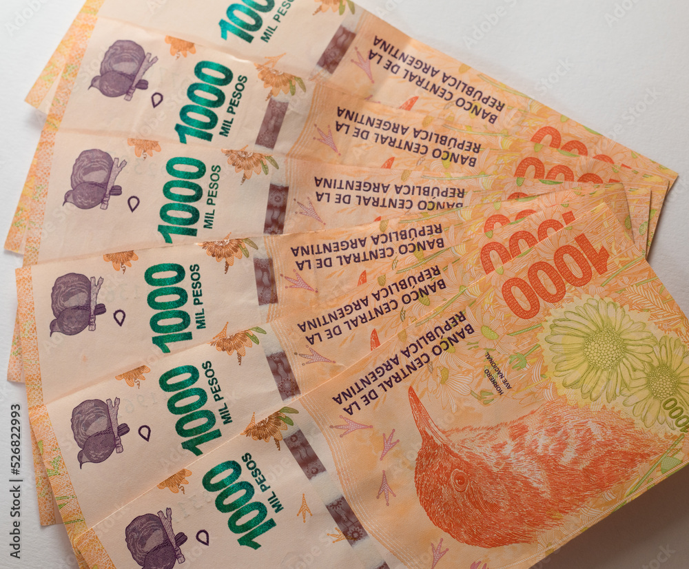 Billetes De 1000 Pesos Argentinos Desplegados En Abanico Sobre Fondo billetes-de-1000-pesos-argentinos-desplegados-en-abanico-sobre-fondo