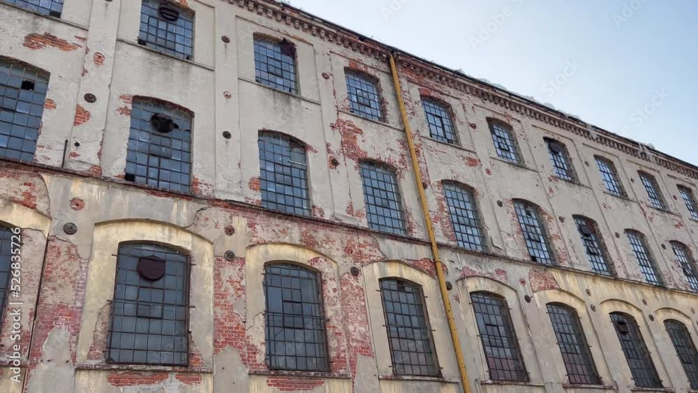 PANORAMA Z ZEWNĄTRZ FASADY STAREGO BUDYNKU PANORAMA Z ZEWNĄTRZ FASADY STAREGO BUDYNKU