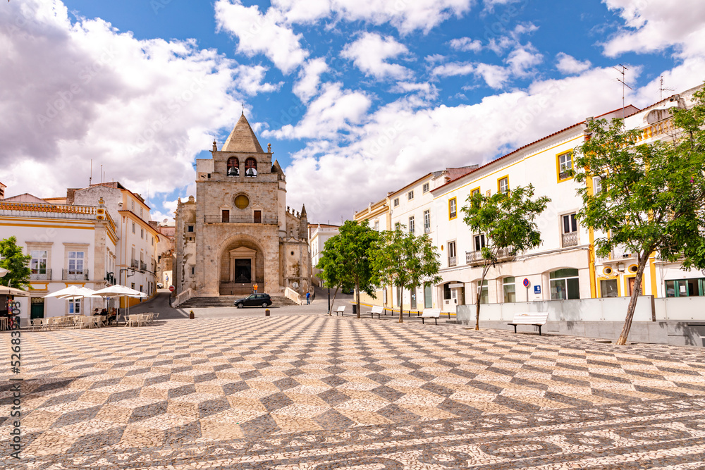 Obraz premium The church Igreja de Nossa Senhora da Assuncao in front of the central square in the castle town of Elvas in the Alentejo, Portugal