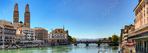 Panorama Ansicht von Zürich mit der Promenade am Limmatquai und dem Grossmünster vor den Alpen