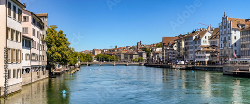 Picturesque panoramic view of the Limmat River, the Rudolf Brun Bridge and the Church of Our Lady in Zurich, Switzerland © reisezielinfo