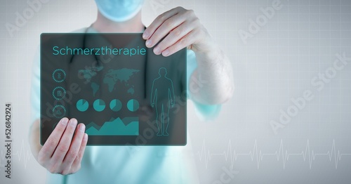 Schmerztherapie. Arzt hält virtuellen Brief mit Text und einem Interface. Medizin in der Zukunft