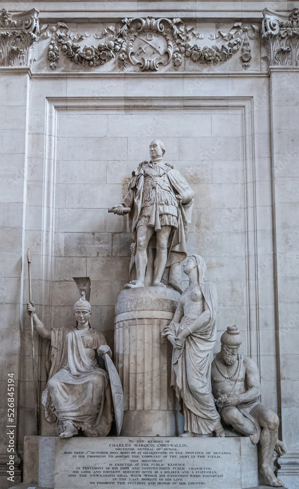 Obraz premium London, England, UK - July 6, 2022: St. Paul's Cathedral. Charles Cornwallis monument, his statue standing on pedestal with 3 other figures, 2 female and.1 male