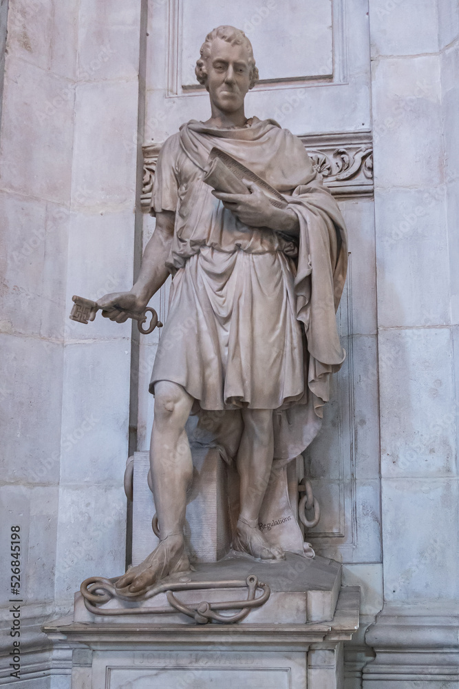 Obraz premium London, England, UK - July 6, 2022: St. Paul's Cathedral. Closeup of John Howard monument is marble statue of man holding key and script standing on pedestal in Roman dress.