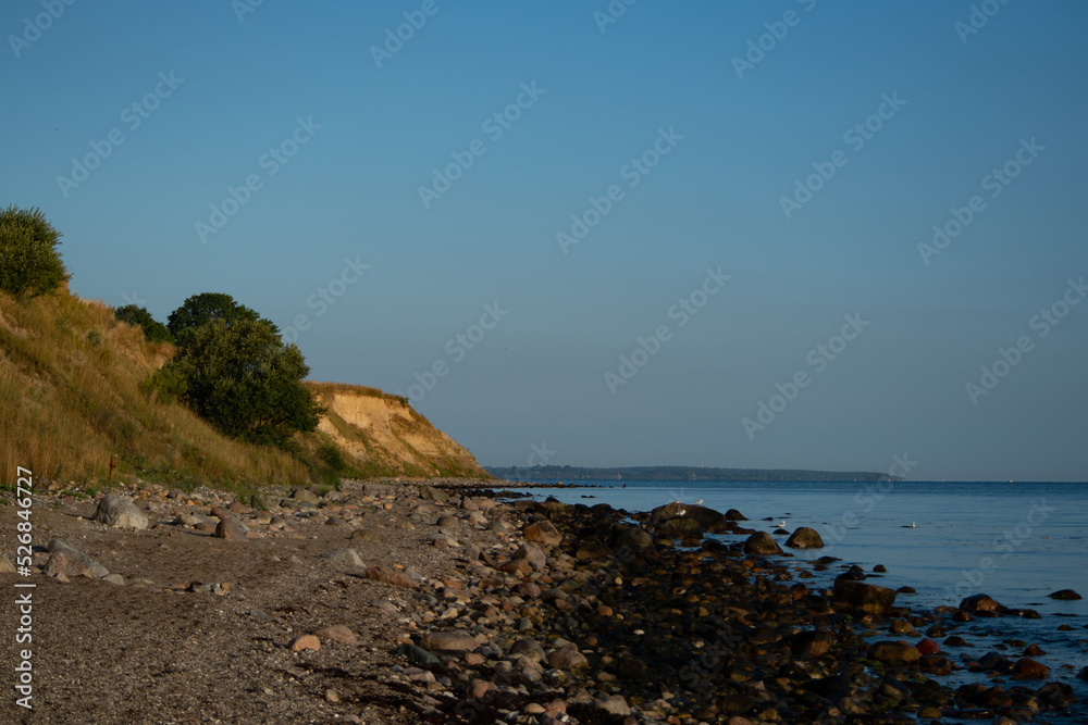 Steilküste an der Ostsee mit Steinstrand