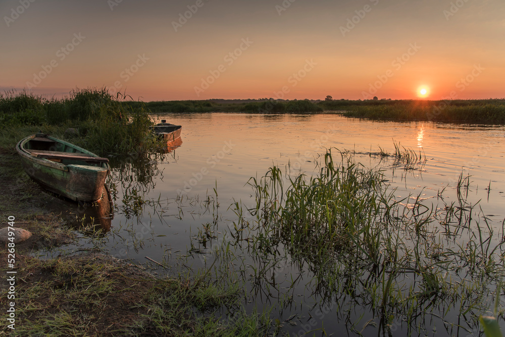 Łódki nad rzeką  Narew. Waniewo, Polska - obrazy, fototapety, plakaty 