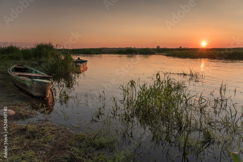 Łódki nad rzeką Narew. Waniewo, Polska