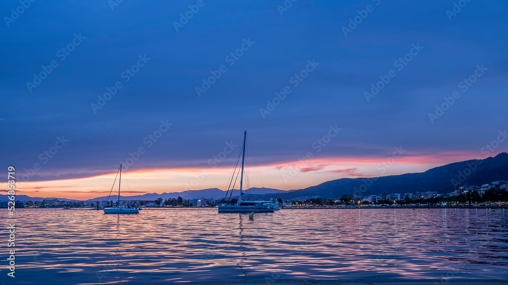 Hora azul en el Puerto Deportivo y Pesquero de roses, Ali Emporda, Cataluña, España